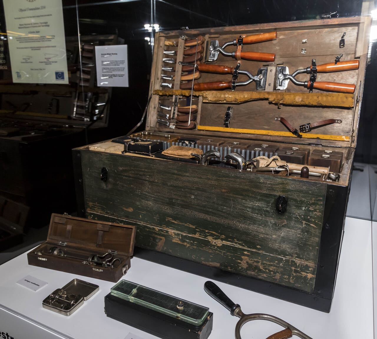 Baúl portátil de veterinaria de principios del siglo pasado